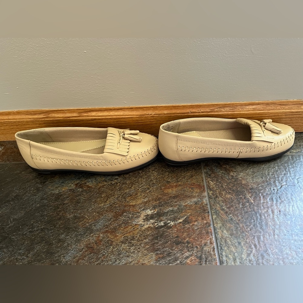 New women's Dr. Scholl’s Kiltie tassel slip on loafers.Cream/light tan.Size 6.5 - Picture 3 of 8